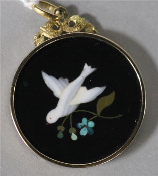 A 9ct gold framed pietra dura pendant, decorated with a dove, 31mm.